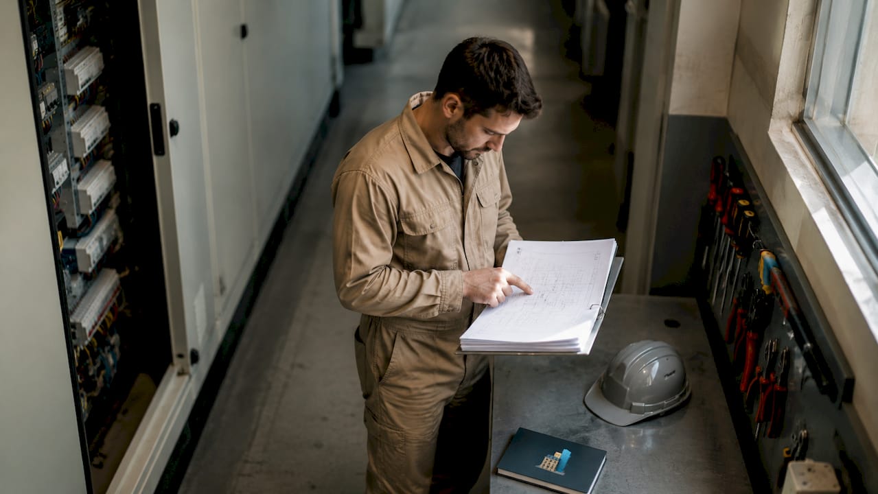 Un technicien en train de vérifier un tableau électrique
