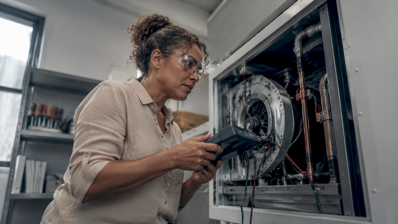 Un technicien procède à la vérification d’un système de climatisation et de chauffage.