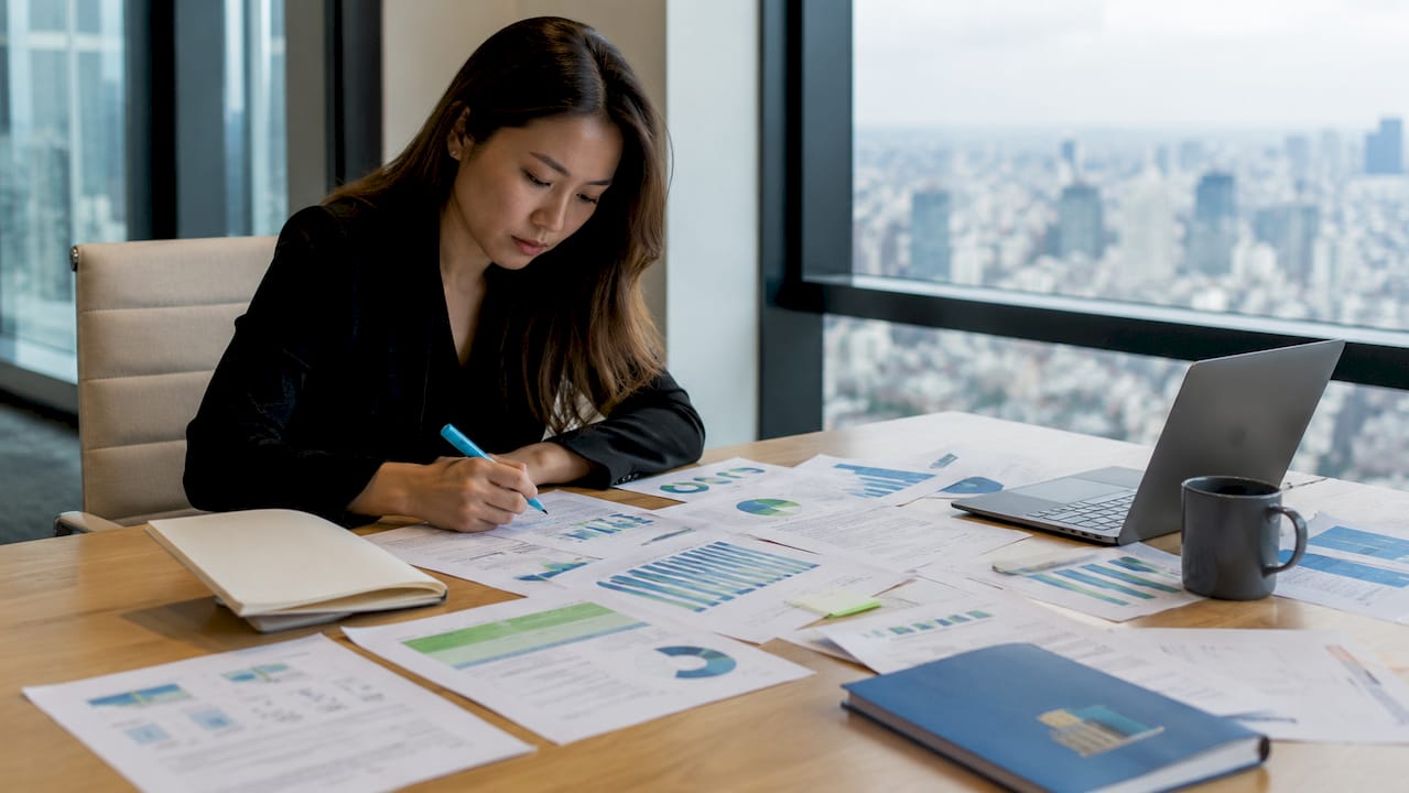 Un collaborateur passe en revue les critères ESG dans son bureau.