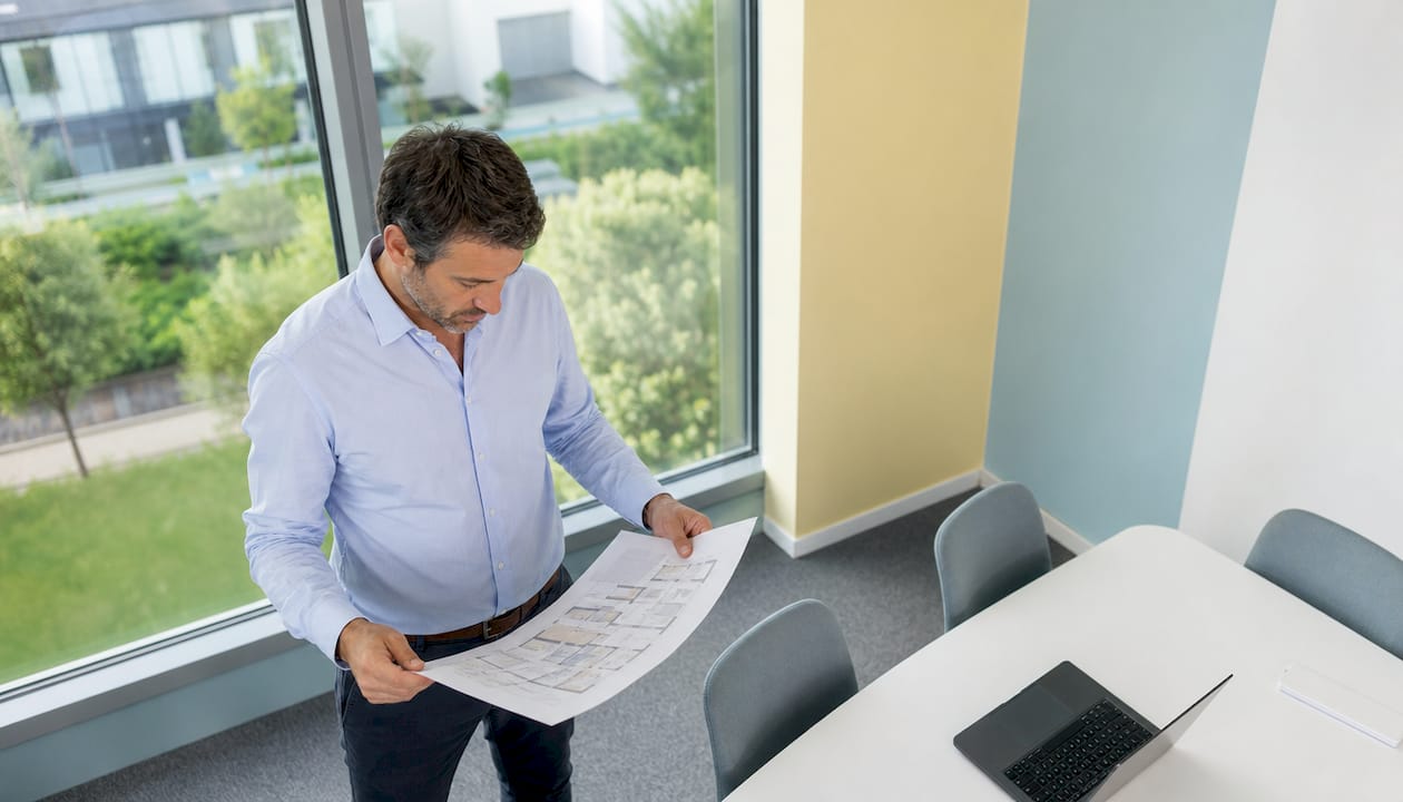 Le chef de projet immobilier analyse et vérifie l’ensemble des documents nécessaires à la réalisation du projet.