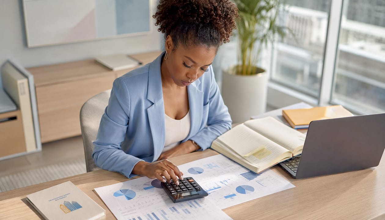 Des mains en pleine estimation du prix d’un bien immobilier