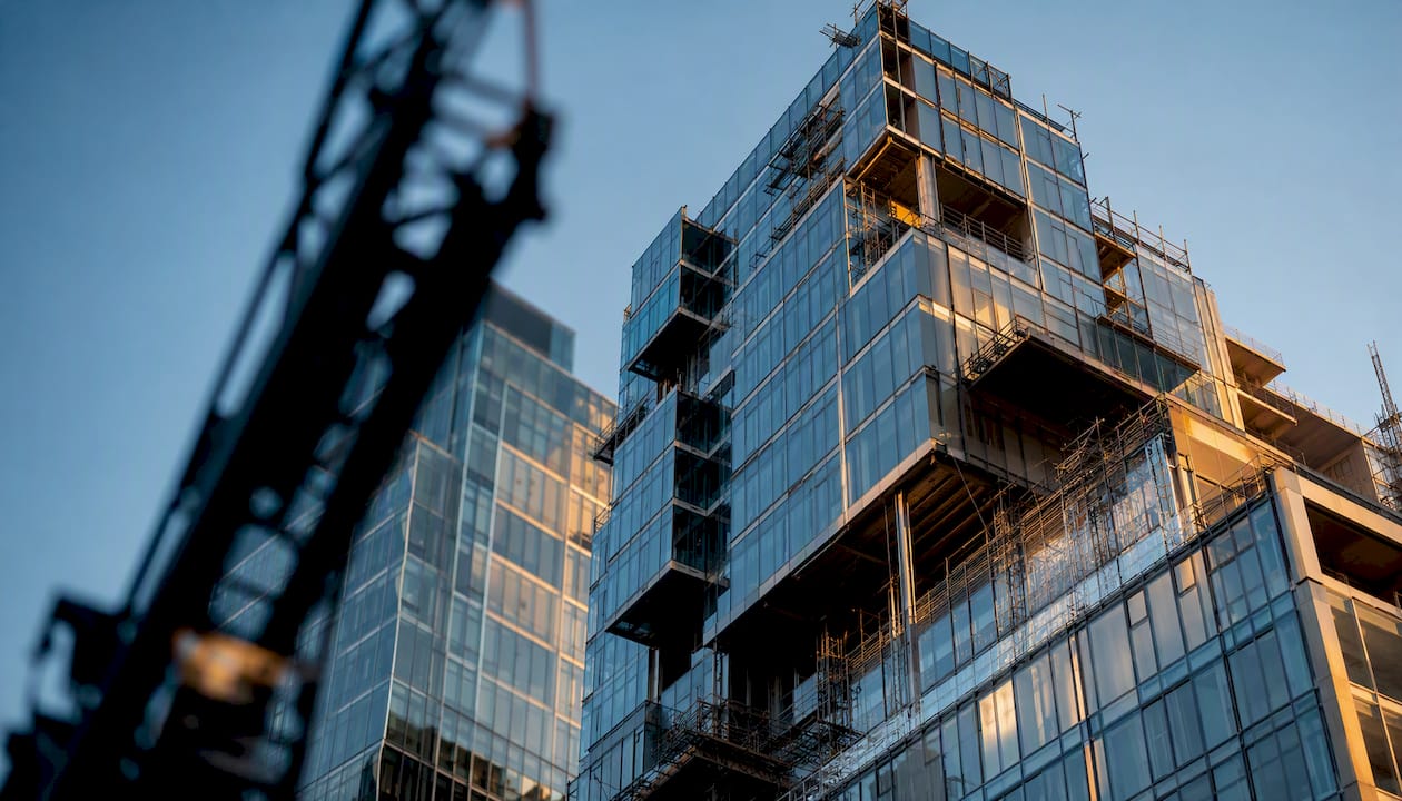 Façade d’un immeuble commercial à Marseille sous la lumière du jour