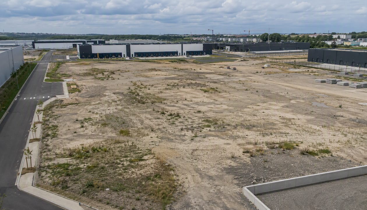 Terrain logistique disponible situé à proximité immédiate des entrepôts.