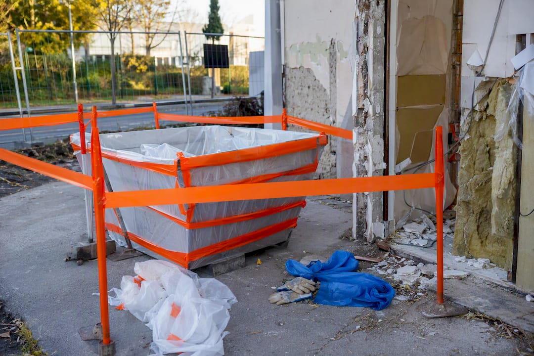 Conteneur à déchets d'amiante identifié sur site
