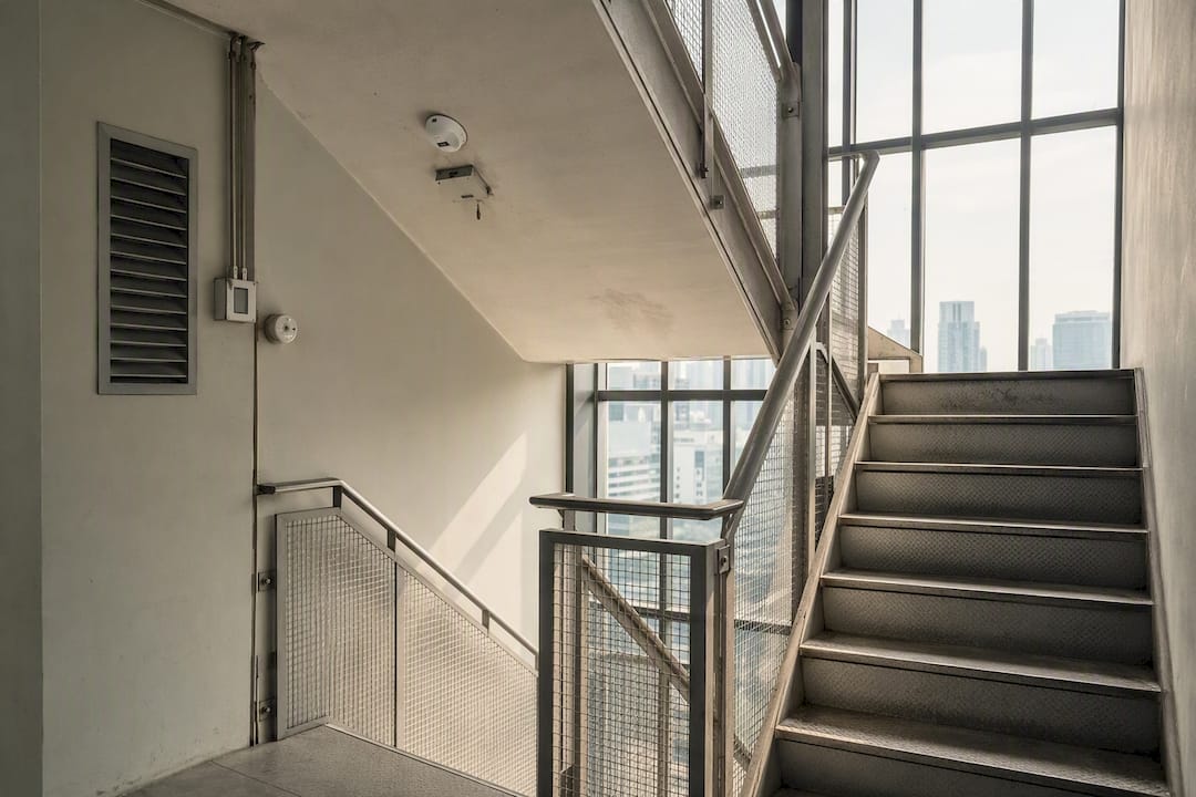 Escalier de secours protégé avec système de surpression anti-fumée