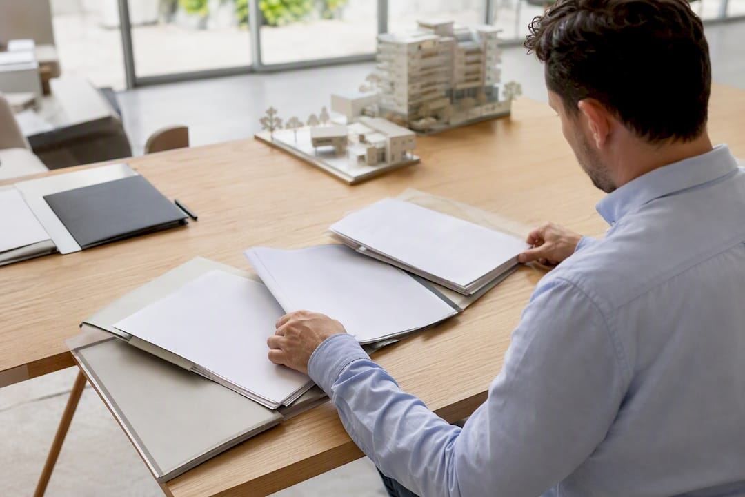 Personne organisant les documents des charges locatives