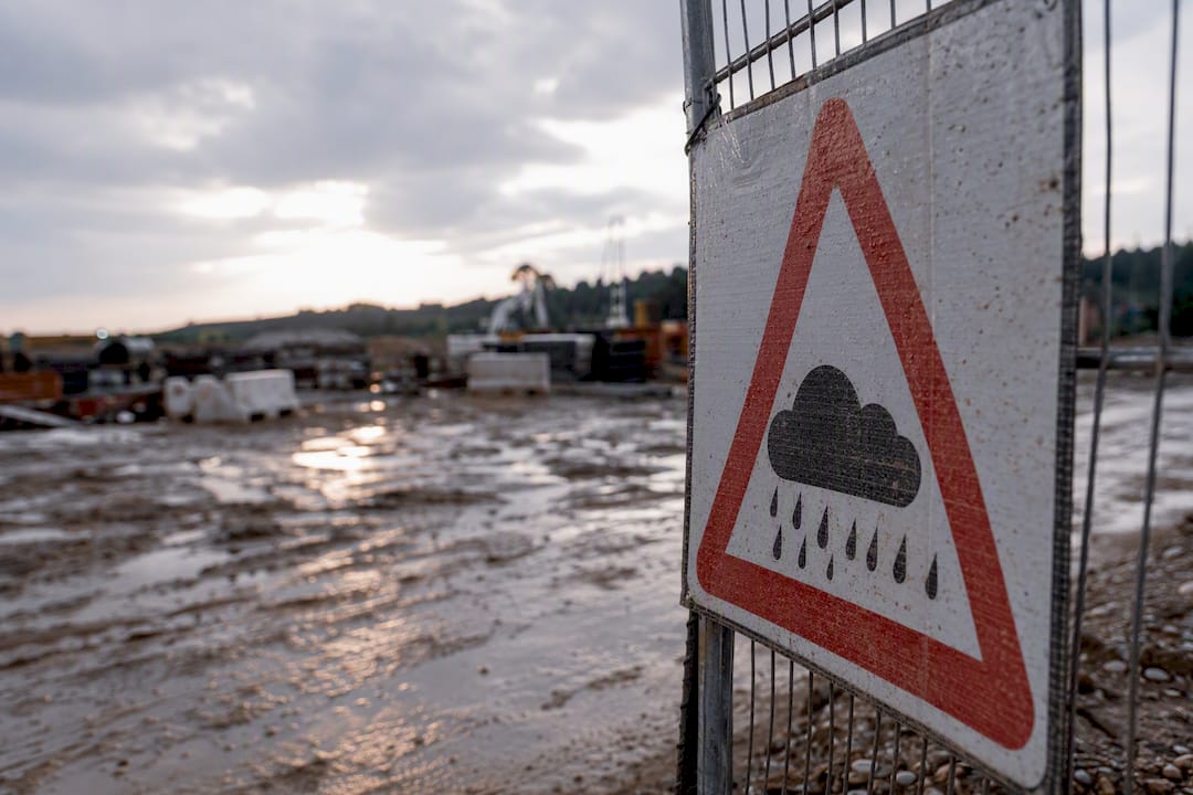 Chantier boueux et humide après la pluie