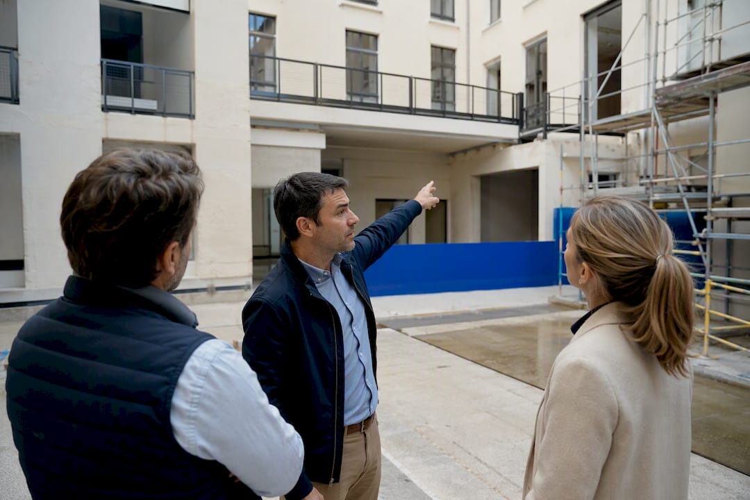 Réunion de chantier pour un projet de réhabilitation