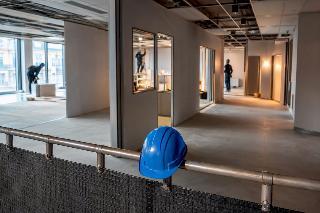 Chantier de bureaux divisé en zones distinctes