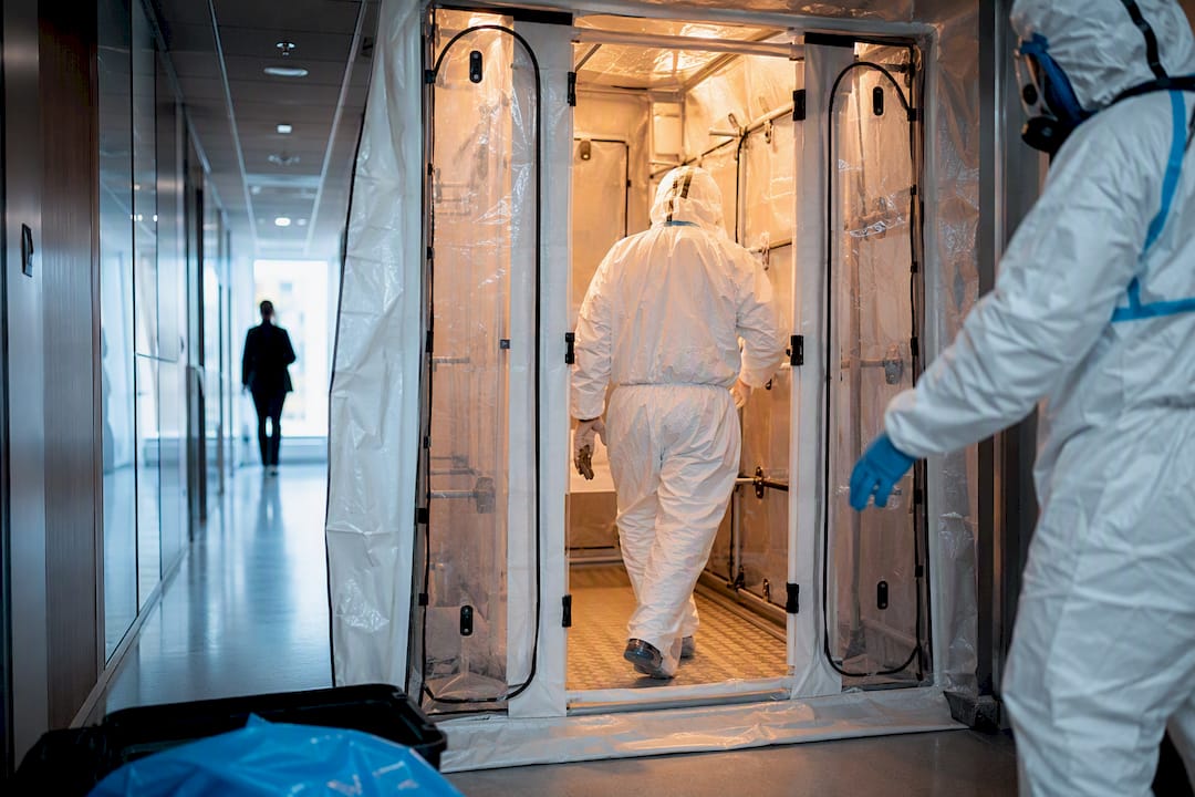 Sas de confinement dans un bâtiment occupé