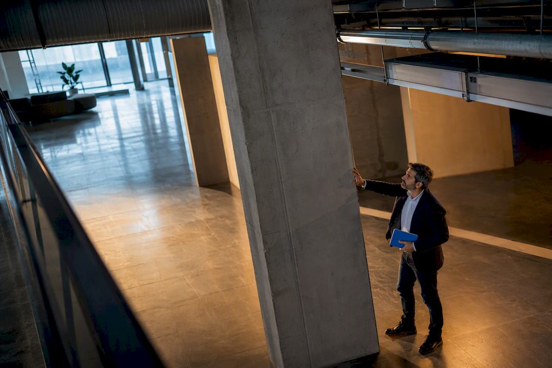 Auditeur inspectant la structure d'un bâtiment de bureaux