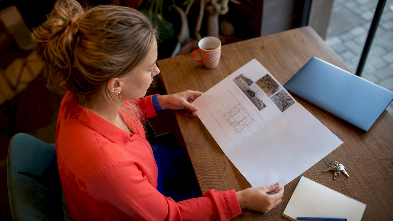 Toekomstige huiseigenaar neemt bouwkundig rapport zorgvuldig door