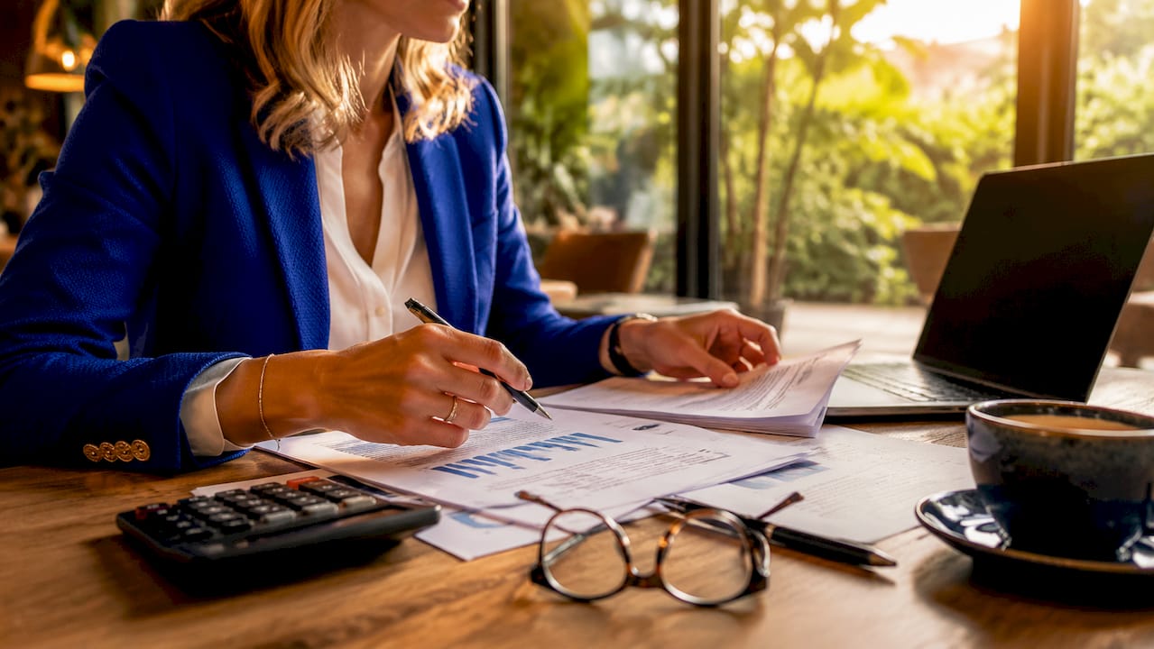 Bij het aanvragen van een hypotheek neemt de financieel adviseur het NHG-rapport zorgvuldig door.