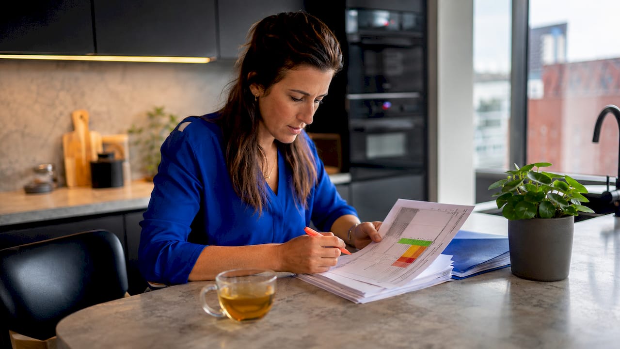 Een vrouw bekijkt aandachtig het rapport met de conditiescores.