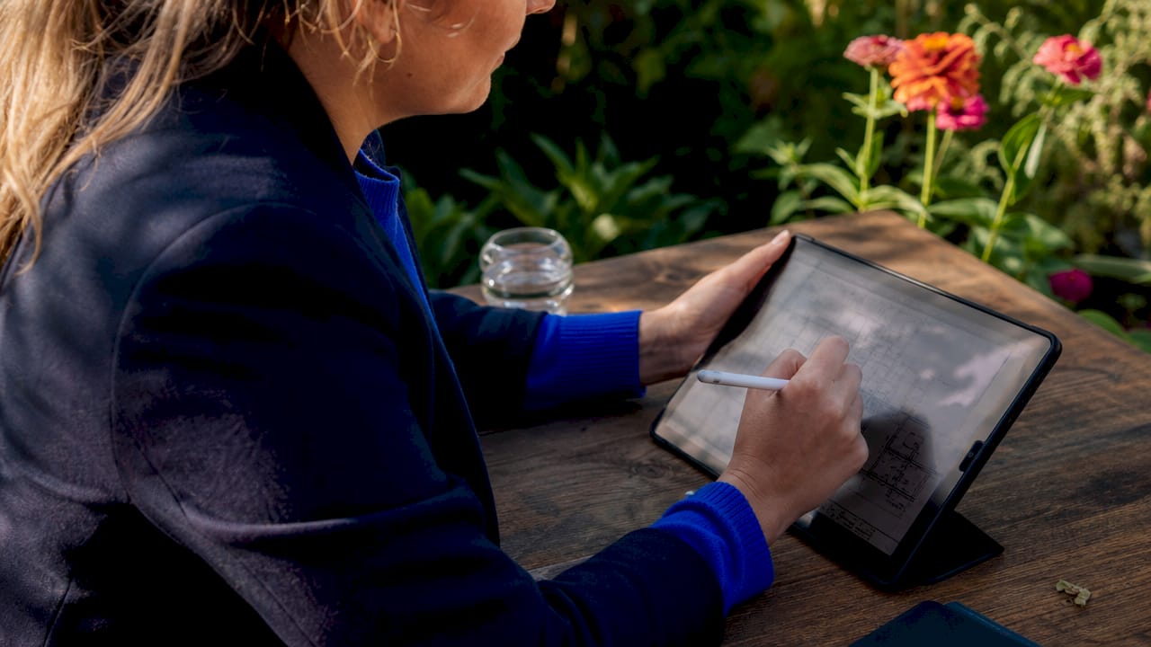 Met de hand aantekeningen maken in een bouwkundig rapport op de tablet