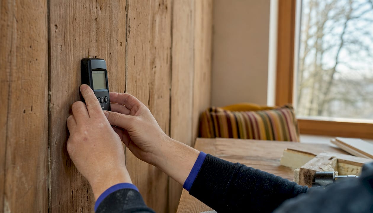 Met een vochtmeter kun je eenvoudig controleren of er vochtproblemen zitten achter de tegels in de badkamer.