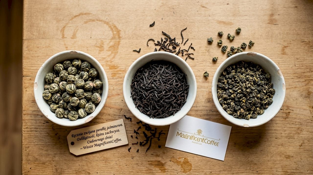Trzy różne rodzaje liści herbaty podane w małych miseczkach
