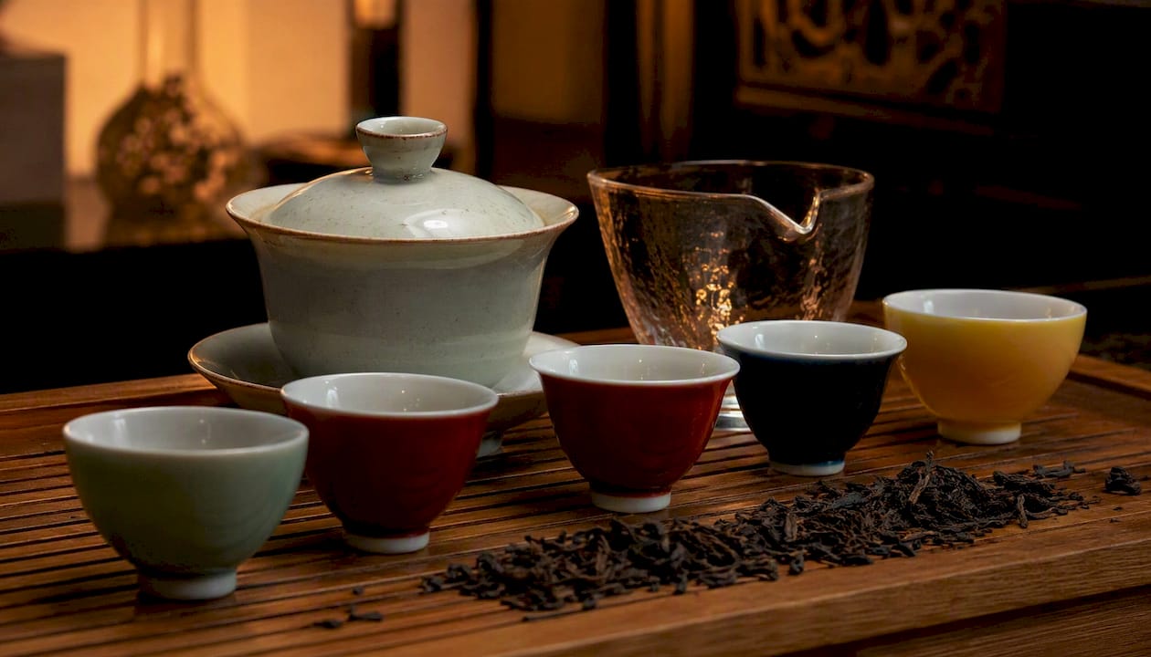 Kompletny zestaw do przygotowywania herbaty pu-erh w stylu gongfu – wszystko, czego potrzebujesz, by delektować się prawdziwą chińską ceremonią parzenia.