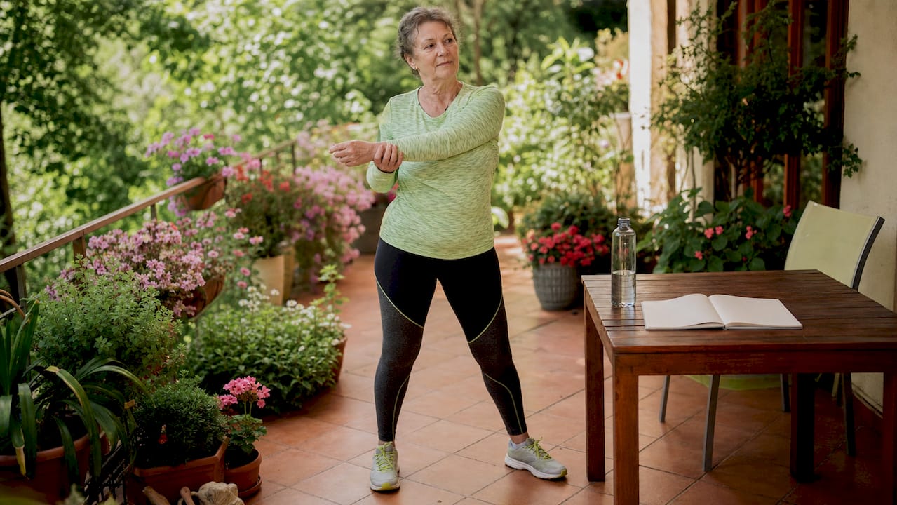 Longevity Training: Fit Und Stark Bis Ins Hohe Alter! 1 Ältere dame hält sich mit bewegungsübungen in den eigenen vier wänden fit.