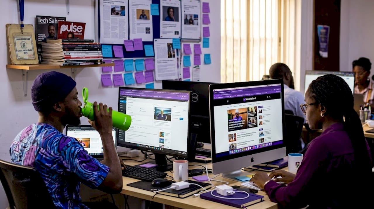 Nigerian bloggers collaborating in small newsroom
