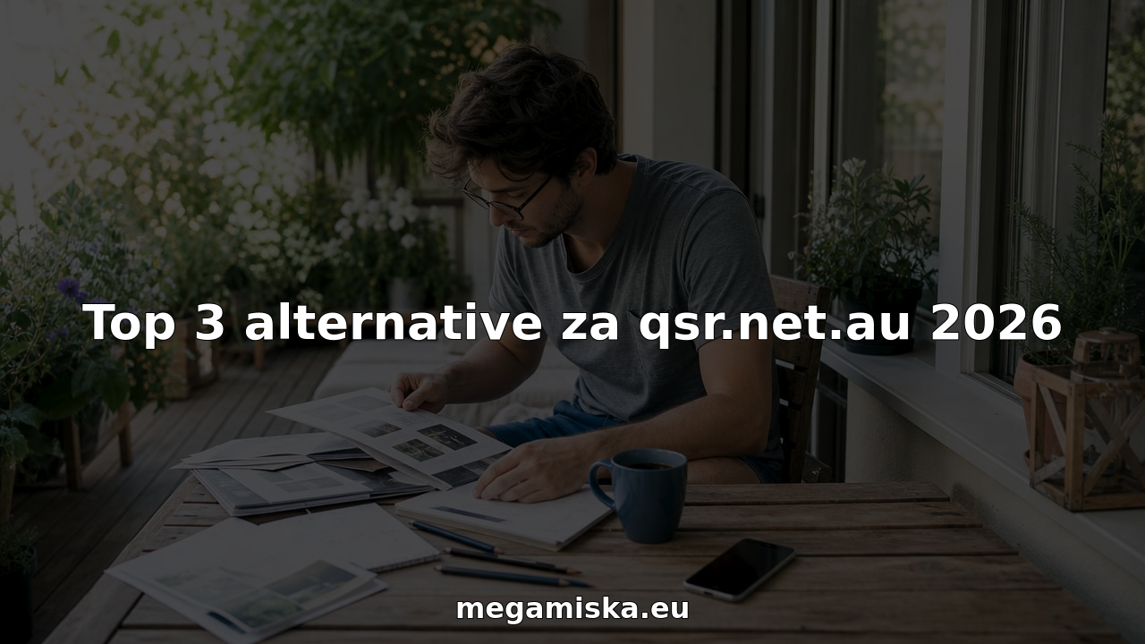 Moški za kuhinjsko mizo prebira ponudbo spletnih trgovin in primerja izdelke.