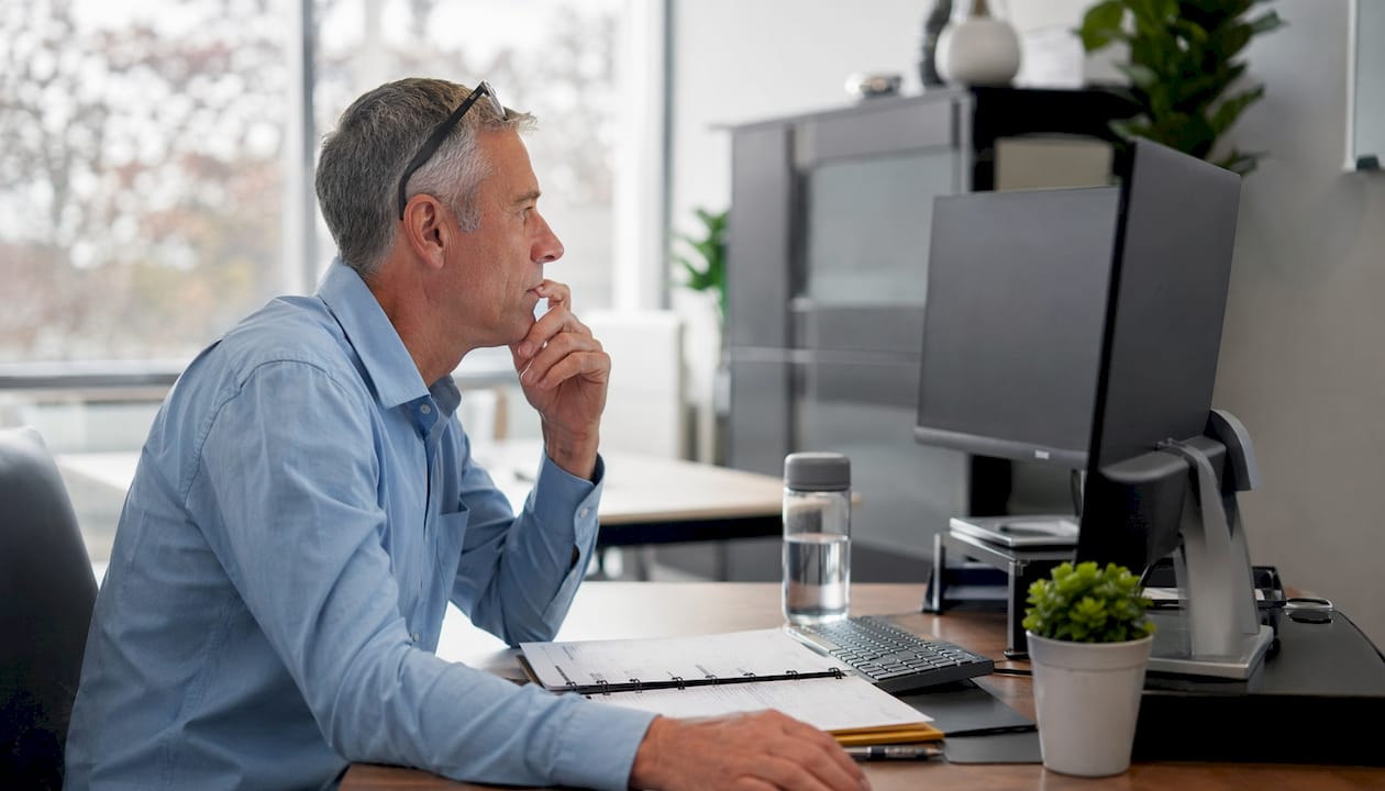Mover staff building digital quote at office desk