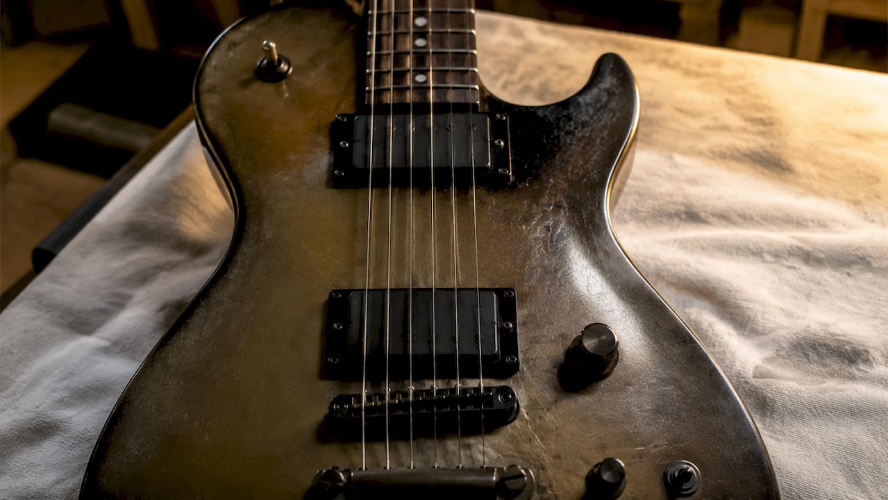 Detailaufnahme des Tonabnehmers und Halses einer E-Gitarre