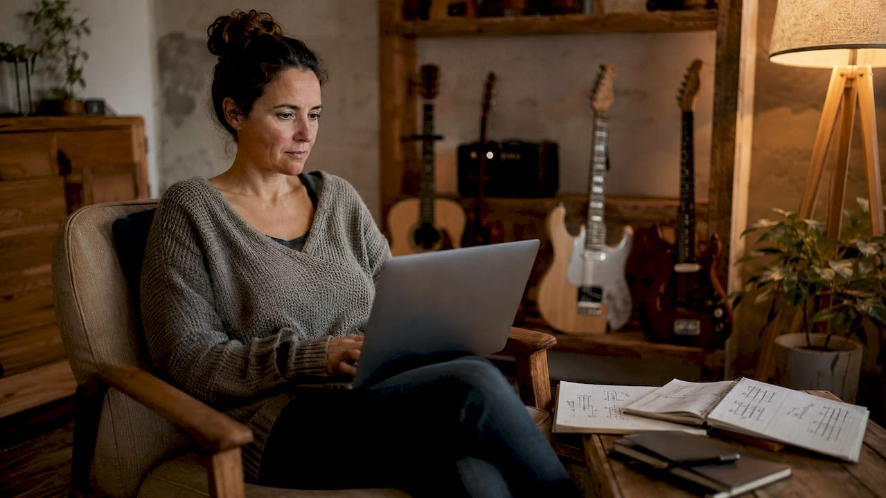 Eine Frau informiert sich über verschiedene Arten von Gitarrengemeinschaften.