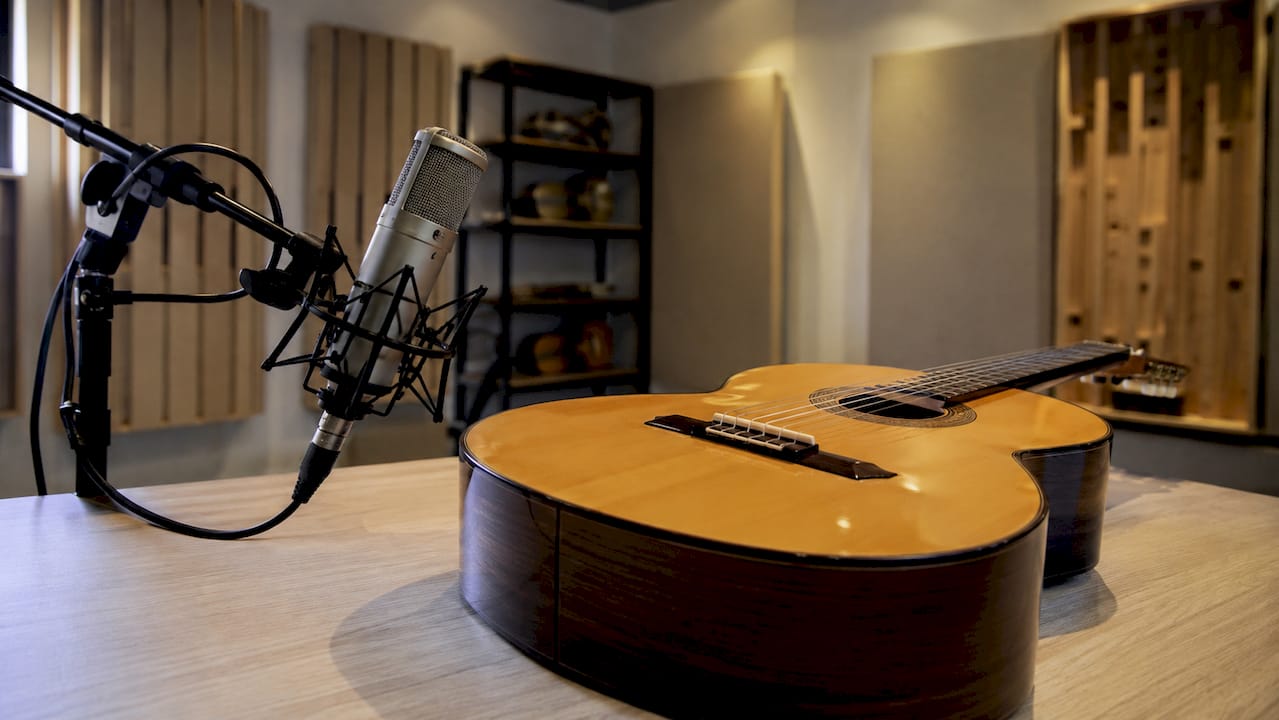 Die optimale Mikrofonierung einer klassischen Gitarre im Tonstudio