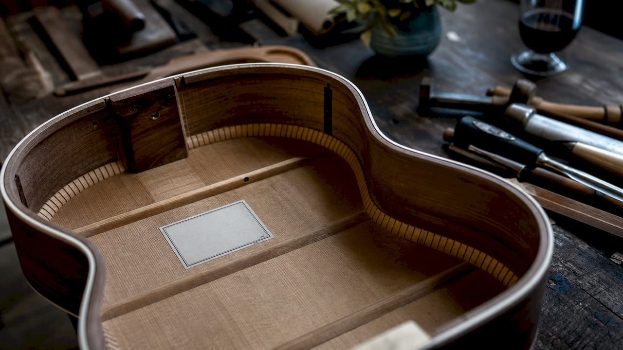Detailaufnahme des Herstelleretiketts im Korpus einer Gitarre