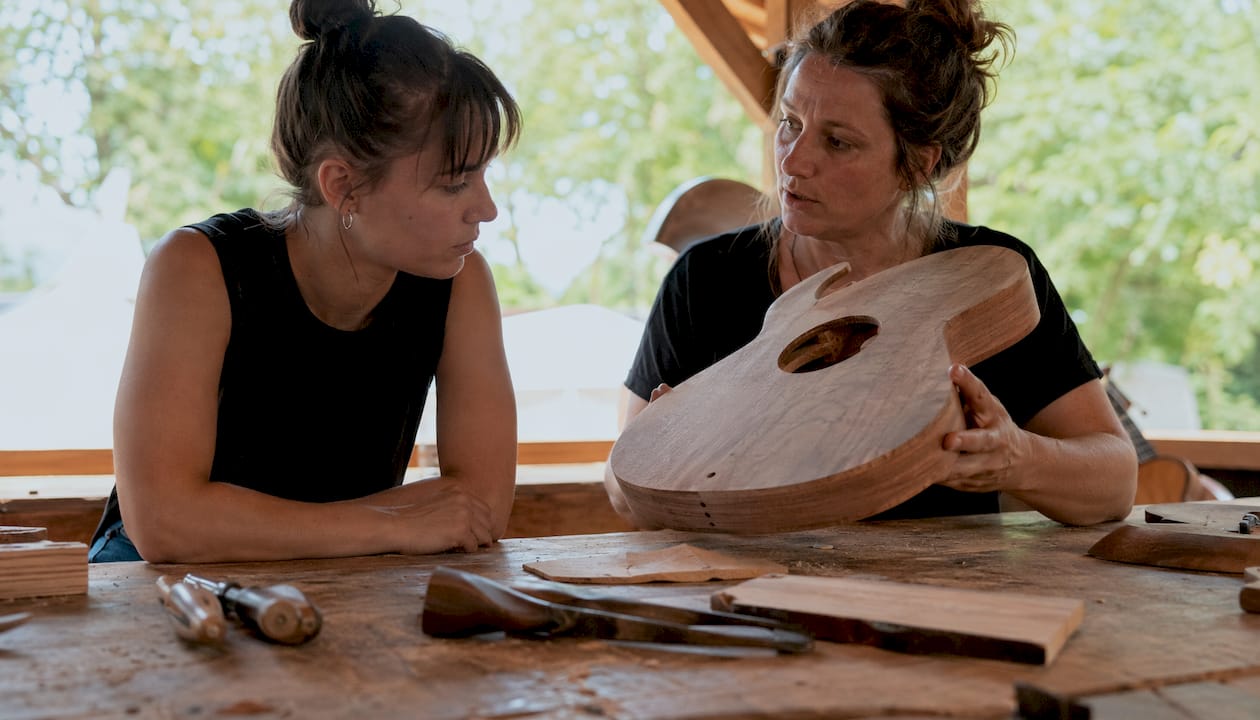 Einblick in das Gespräch zwischen einer Gitarrenbauerin und einem Workshop-Teilnehmer