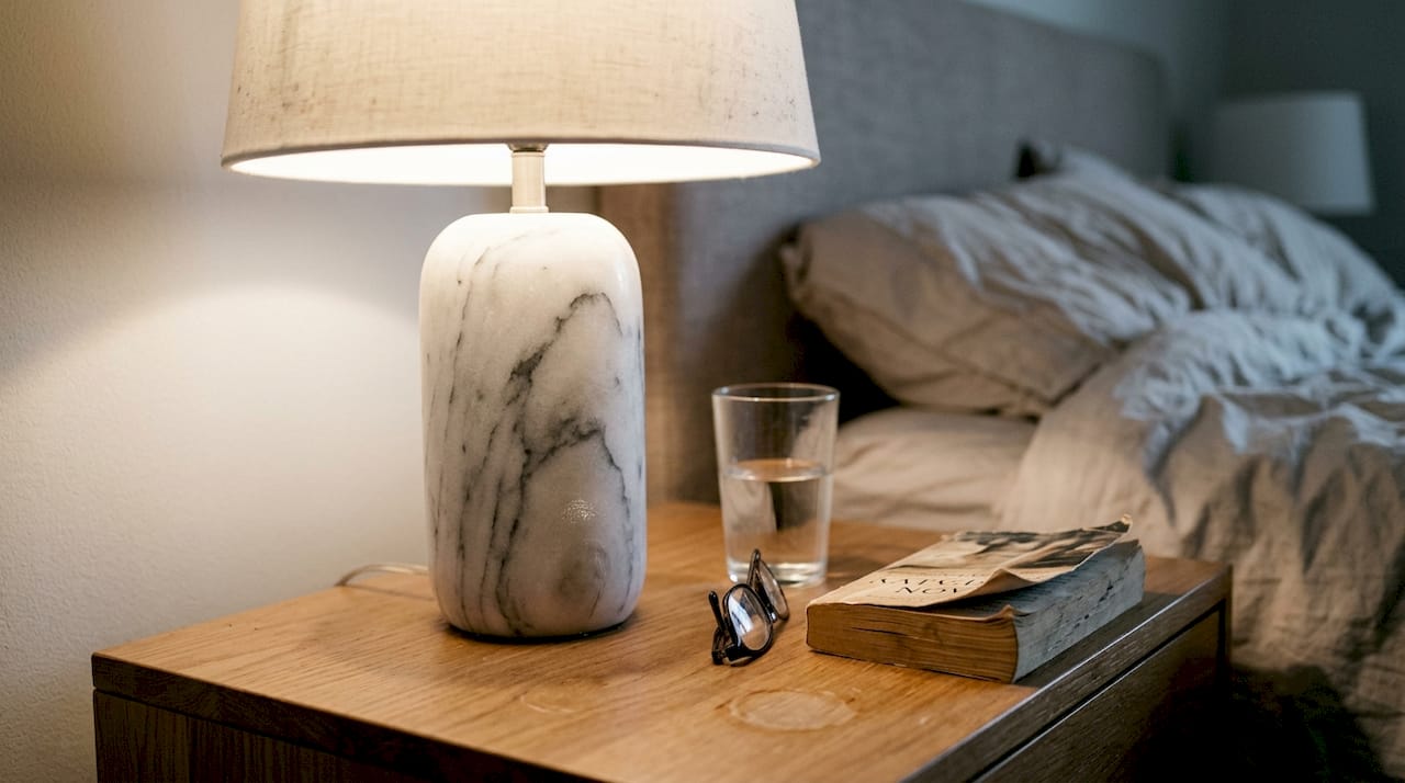 Close-up detail van marmeren lamp op nachtkastje