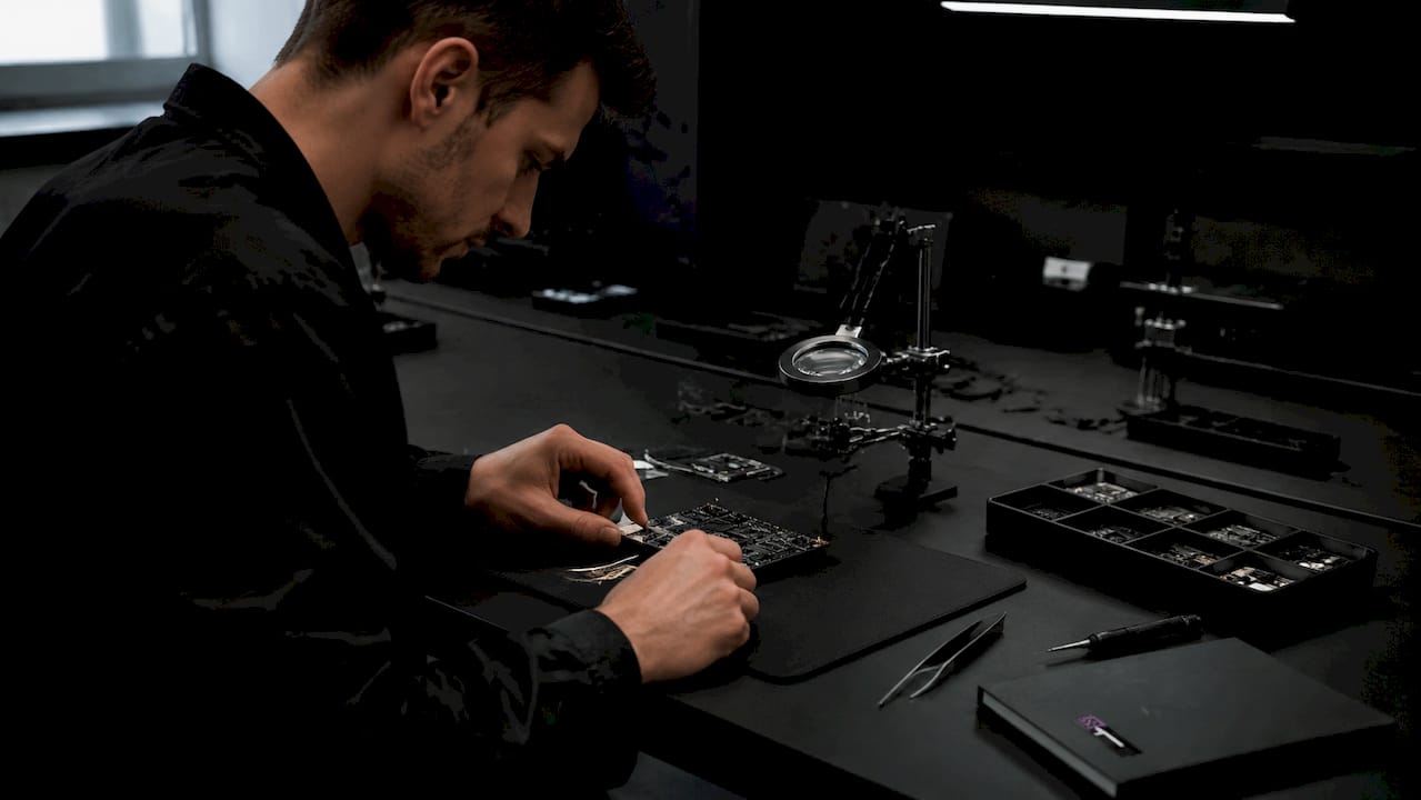 Hands assembling core sensor node components