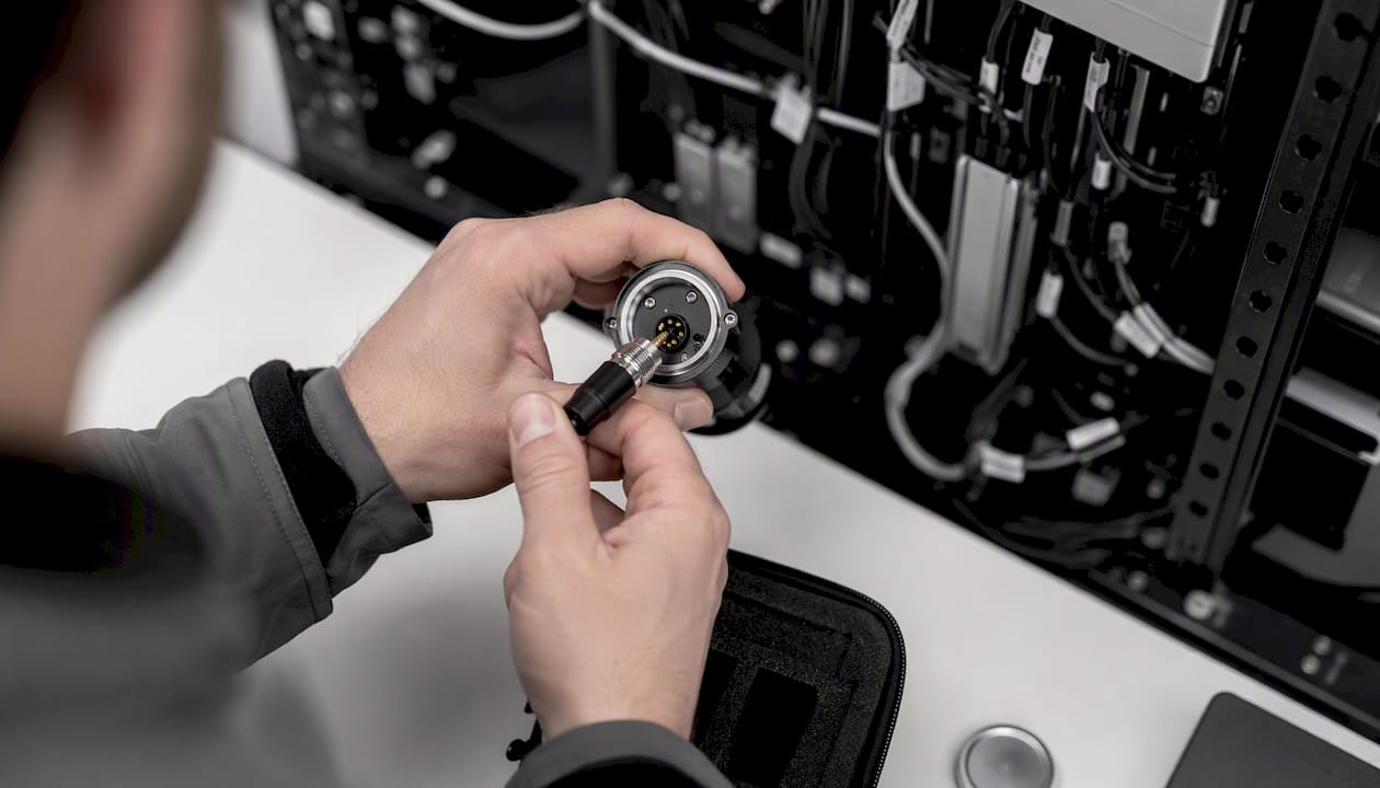 Hands swapping sensor's certificate hardware