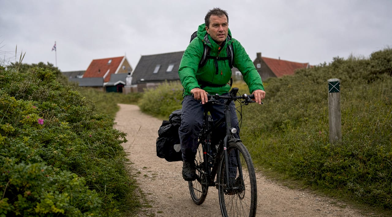 Fietser op een zanderig paadje op Texel