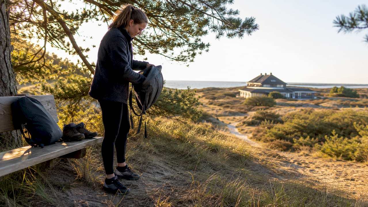 Een gast maakt zich klaar voor een wandeling door de natuur rondom het resort.
