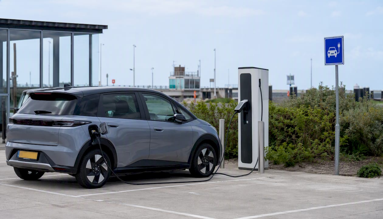 Een elektrische auto wordt opgeladen bij een laadpaal in Holwerd.