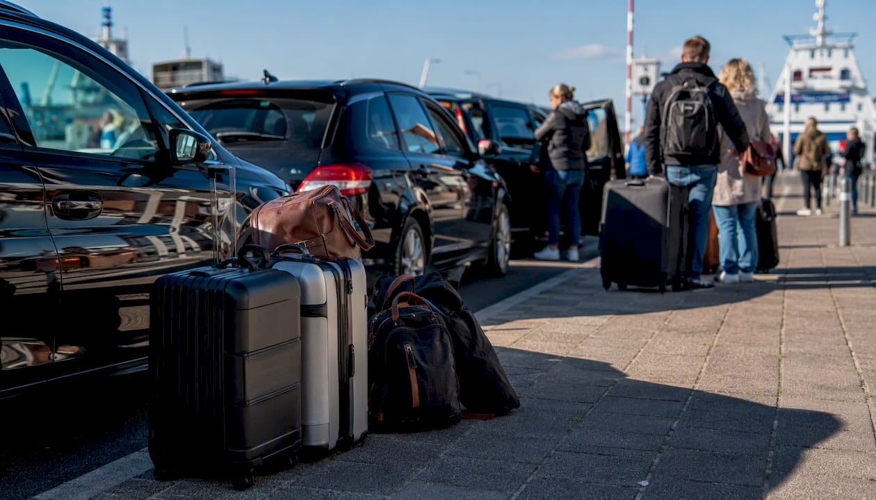 Wachtrij voor taxi’s bij het afhaalgedeelte van de veerboot op Ameland