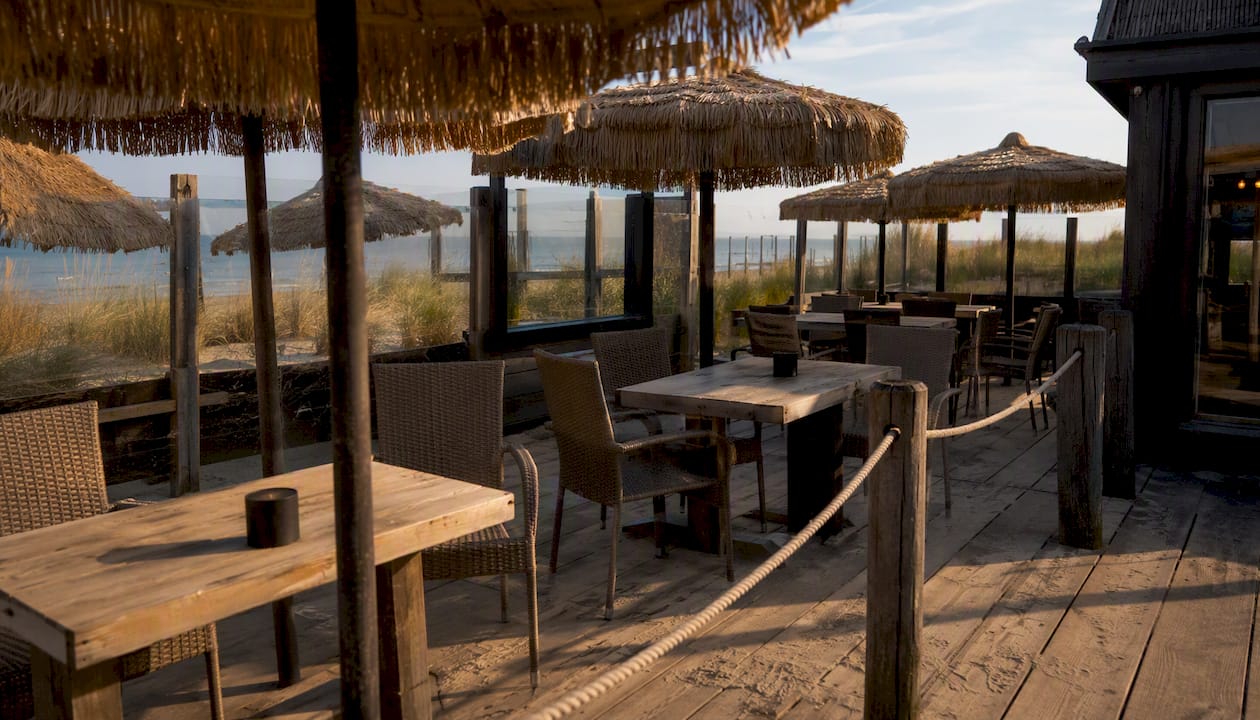 Gereseveerd terrasgedeelte bij het strandpaviljoen op Ameland