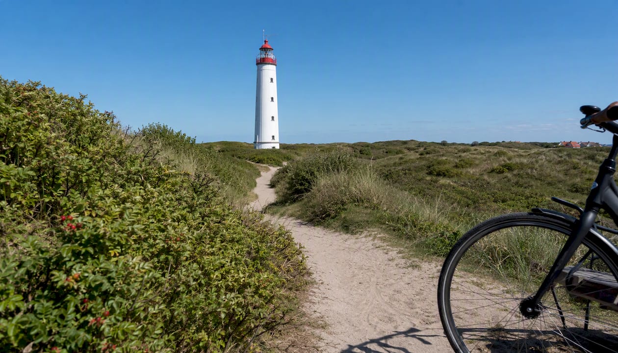 Uitzicht op de vuurtoren van Hollum vanaf het fietspad