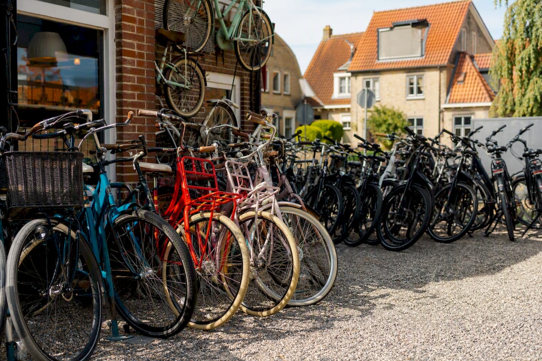 Fietsen geparkeerd voor de verhuurwinkel in Nes