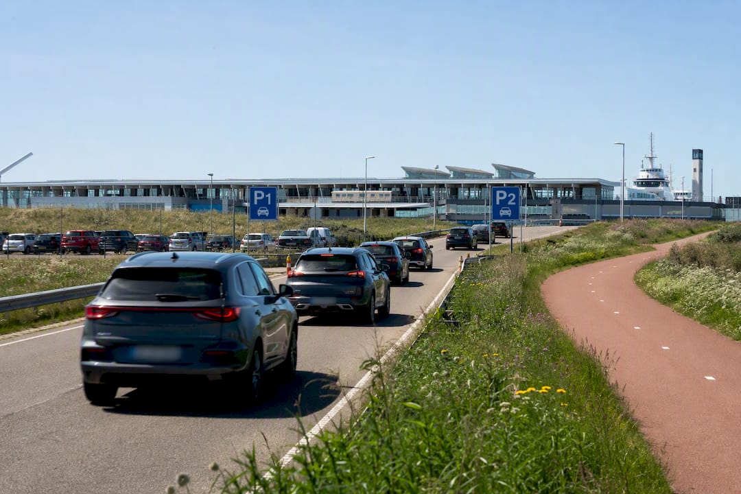 Auto's die aankomen bij de parkeerterreinen P1 en P2 van de veerboot