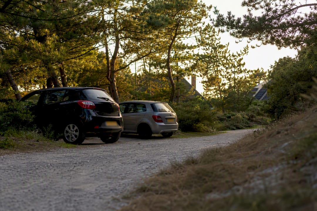 Gedeelde parkeerstrook aan de bosrand op Ameland