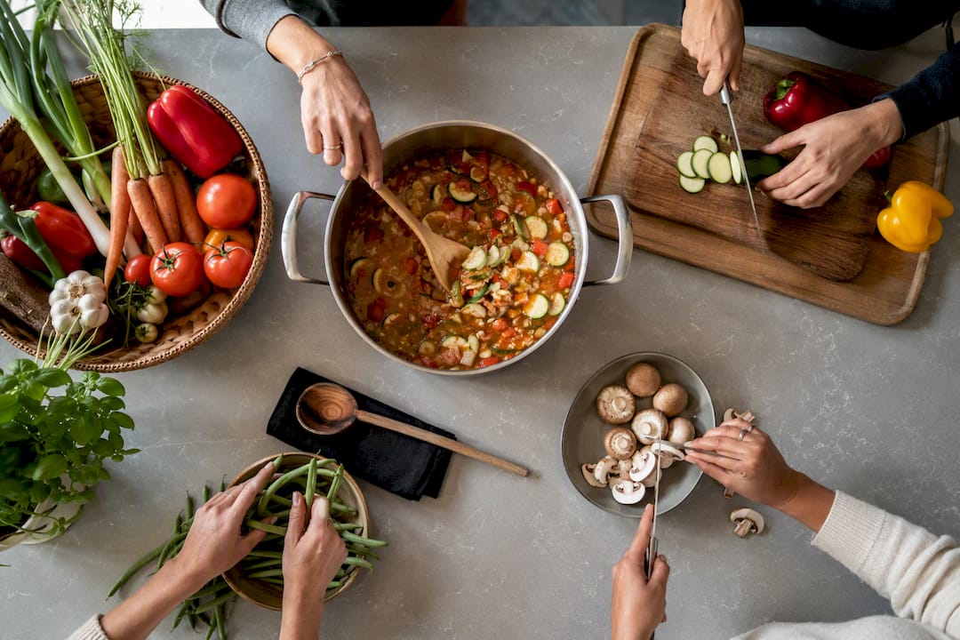 Groep maakt samen eten klaar in ruime keuken