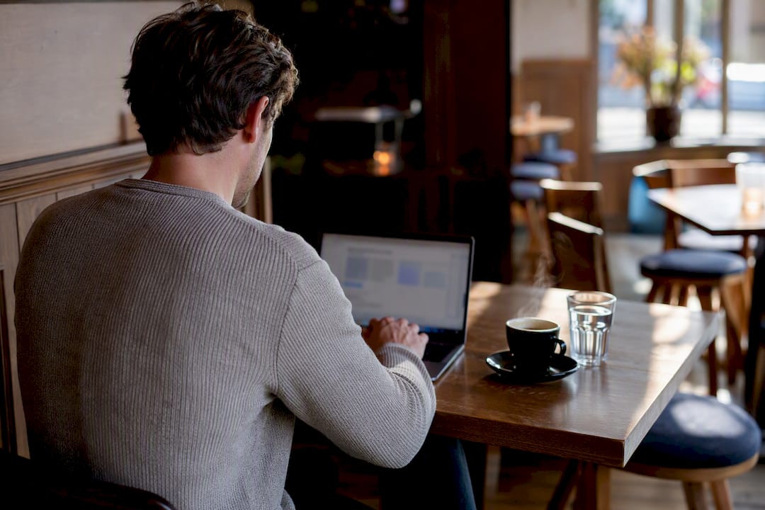 Rustige werkplek achterin een café op Ameland