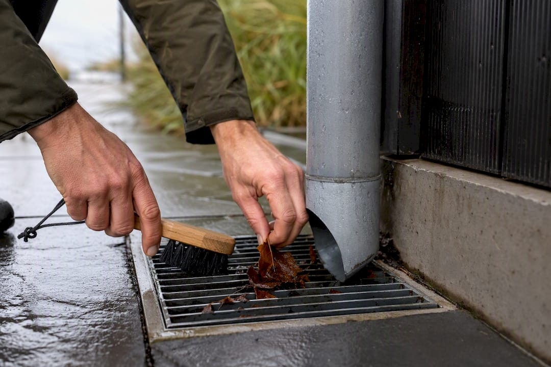 Regenpijp schoonmaken voor het stormseizoen