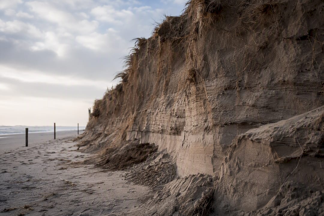 Steile duinrand na de storm op Ameland