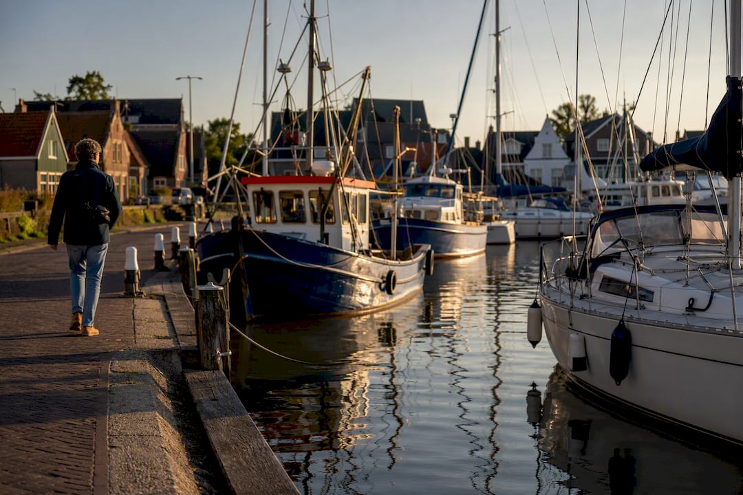 Vissersboten in de haven van Nes