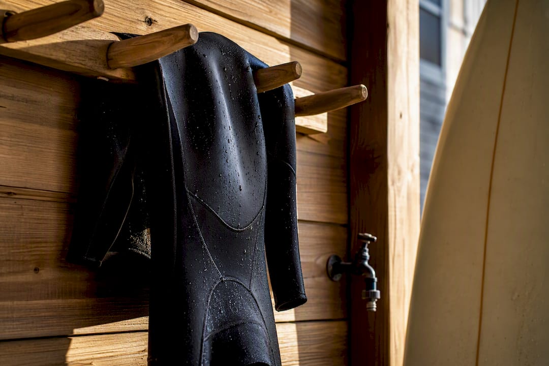 Wetsuit droogt naast het surfboard tijdens verblijf