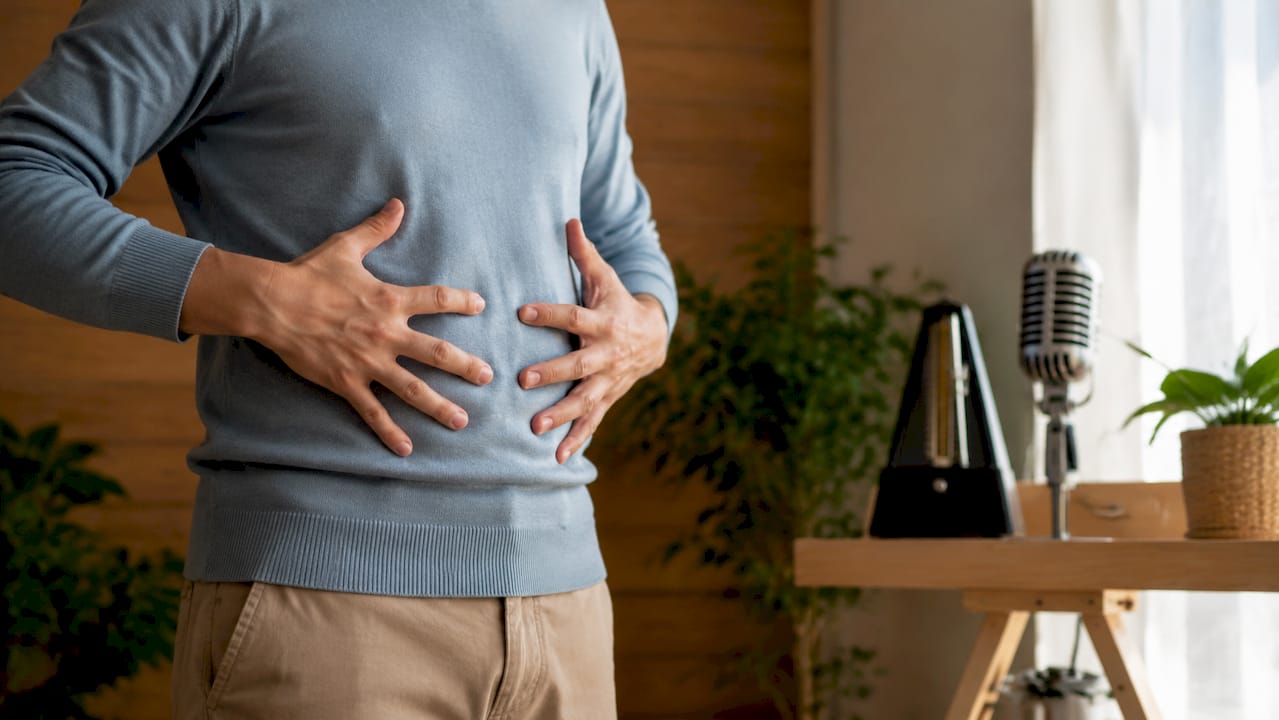 Placez vos mains sur votre ventre pour bien ressentir la respiration abdominale, comme le font les chanteurs lorsqu’ils travaillent leur souffle.